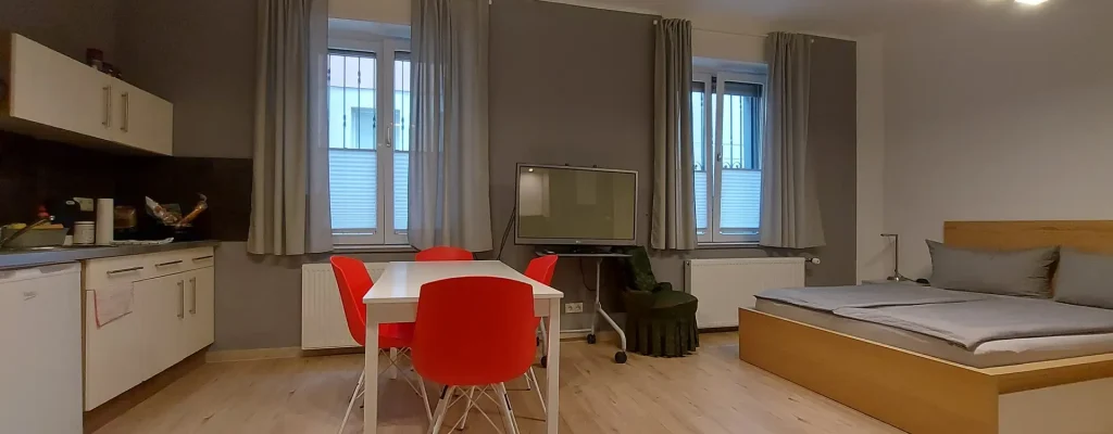 Studentenzimmer Köln – Wohnraum mit Küche und Esstisch